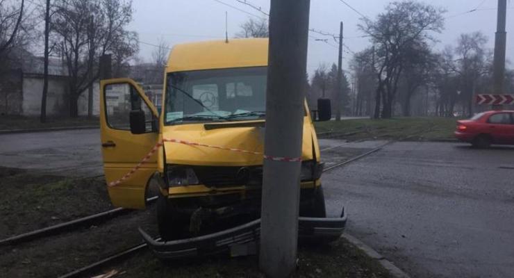 В Запорожье водитель маршрутки скончался прямо за рулем