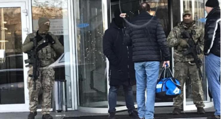 В спортклуб Петра Порошенко ворвались люди в масках с обыском