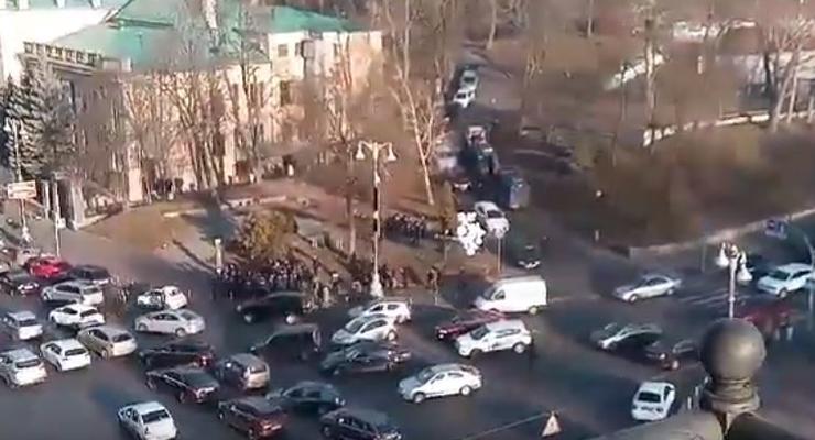 Опубликовано видео взрыва и драки в центре Киева