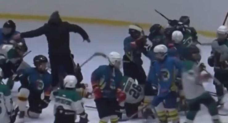 В Одессе дети устроили массовую драку на матче по хоккею