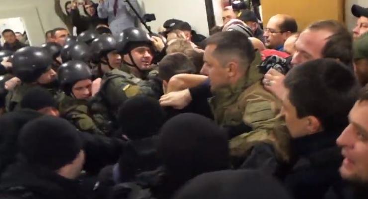 Дело Шеремета: Полиция с боями вывезла Кузьменко в СИЗО
