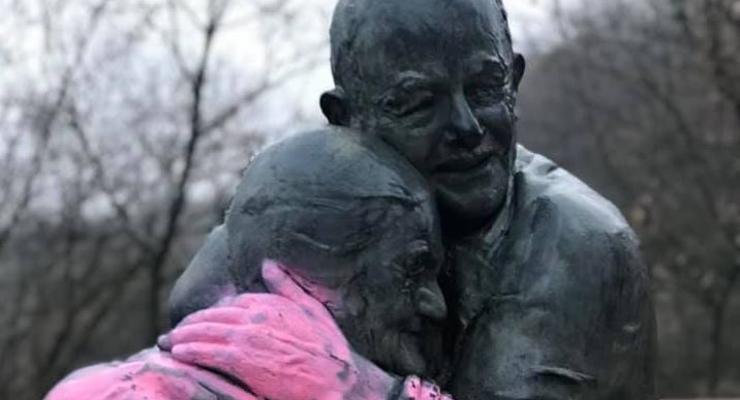 Вандалы испортили скульптуру "История любви" у Моста влюбленных
