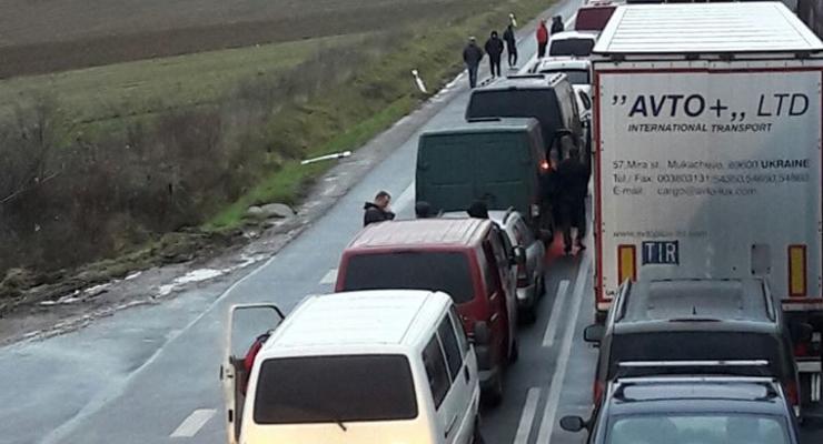 Украинцы массово покидают ЕС: На западной границе очереди