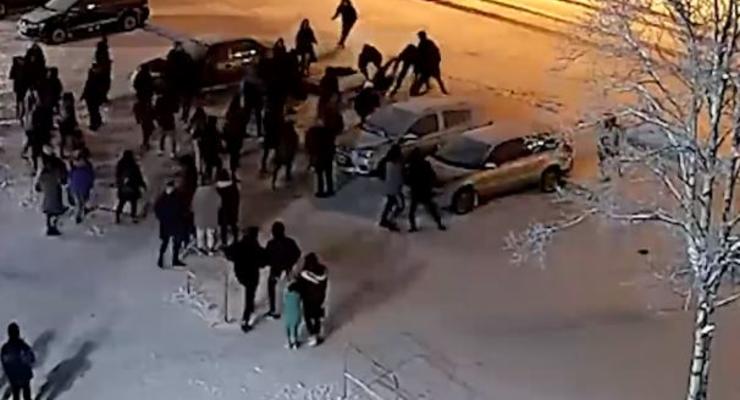 Опубликовано видео, как в России толпа подростков избивала полицейских