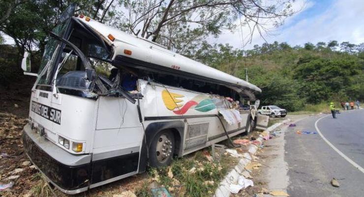 В Гватемале грузовик протаранил автобус: 22 жертвы