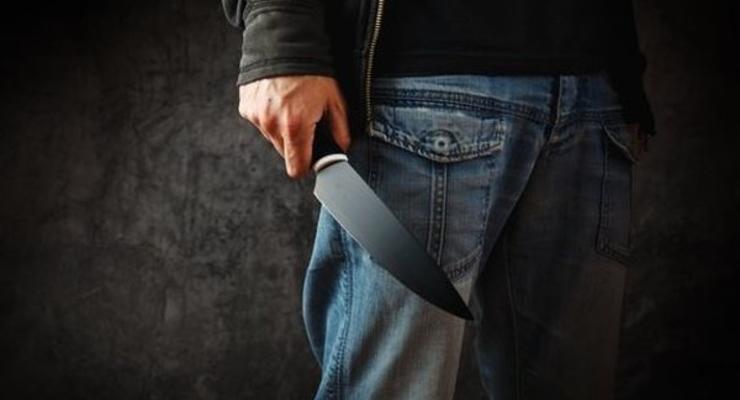 Мужчина нападал на людей с ножом на остановке: Есть жертвы