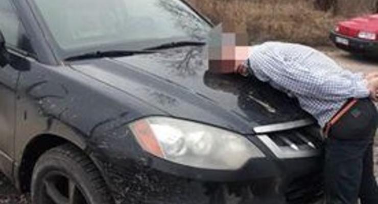 Отнял машину, избил и бросил в лесу: Под Киевом напали на женщину