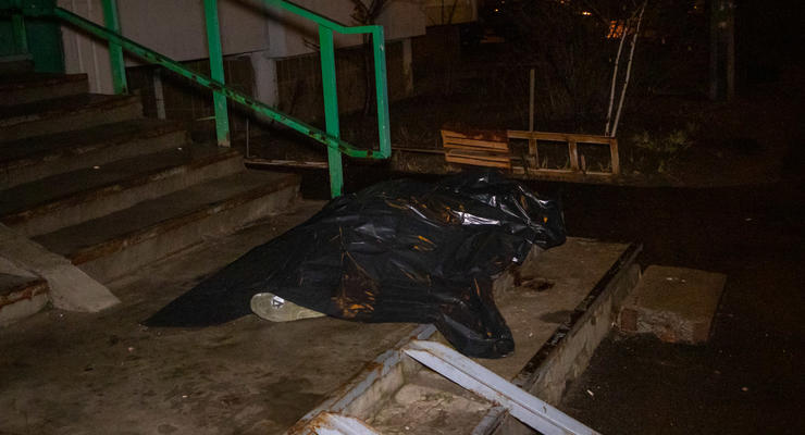 В Киеве мужчина с порезанной рукой выпал из балкона многоэтажки