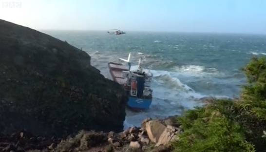 Шторм выбросил грузовое судно на скалы Сардинии