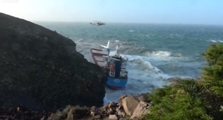 Шторм выбросил грузовое судно на скалы Сардинии