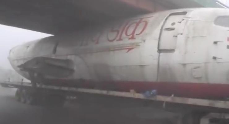 В Индии самолет без крыльев застрял под мостом