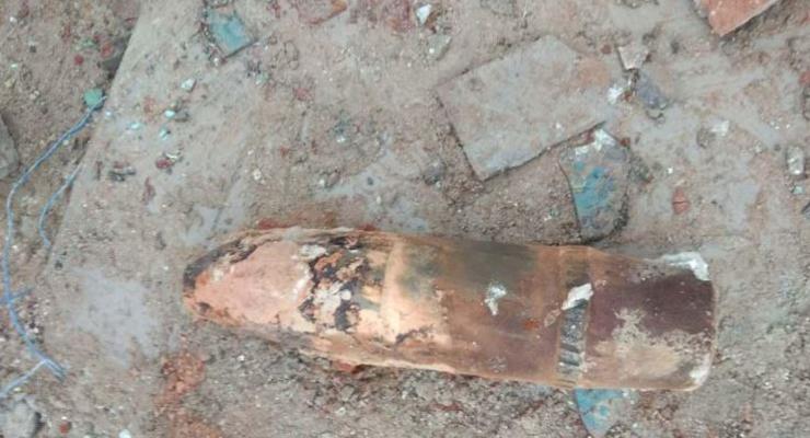 В стене школы под Одессой нашли артиллерийский снаряд