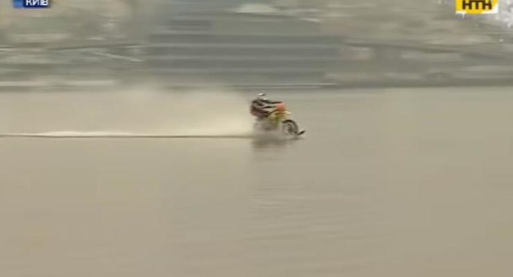 Каскадер проехался на мотоцикле по реке Днепр