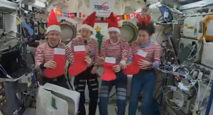 Астронавты на МКС поздравили мир с Рождеством