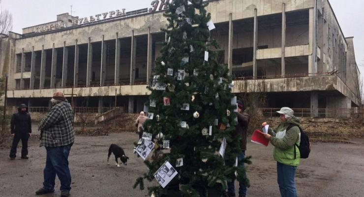 В Припяти впервые за 33 года установили новогоднюю елку