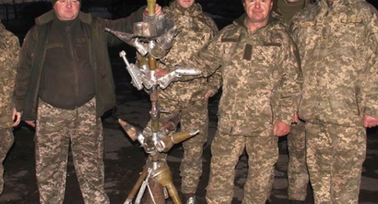 Украинские военные собрали елку из боеприпасов, которые прилетели от сепаратистов