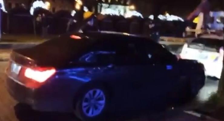 В центре Львове водитель таранил полицейских: Опубликовано видео