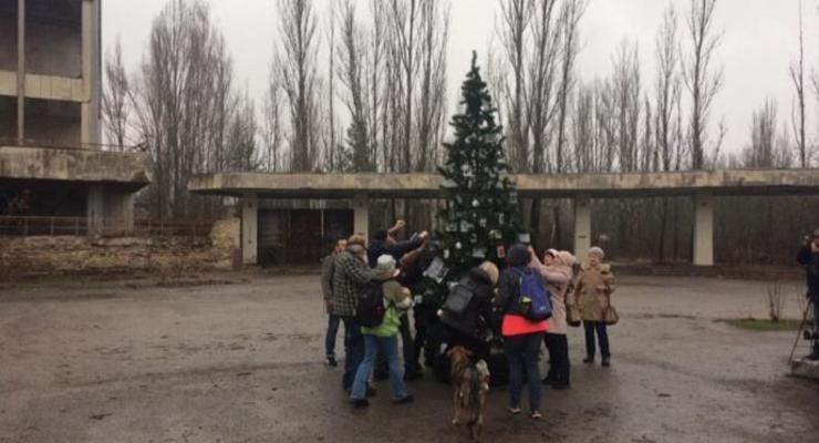 В Припяти впервые за 33 года установили елку
