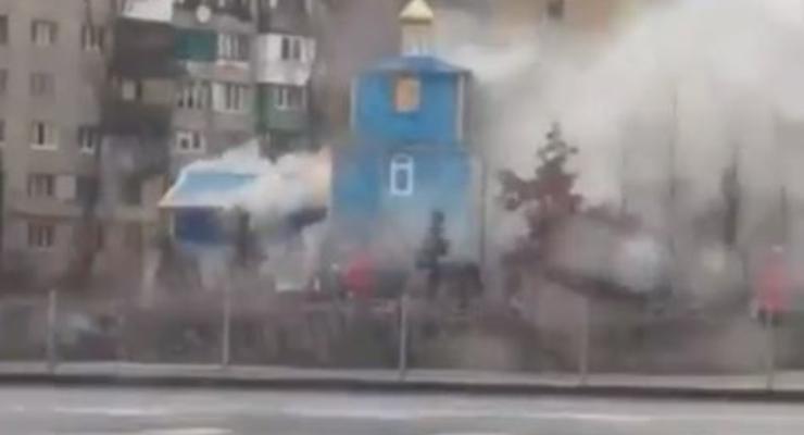 На Дарницкой площади в Киеве горит храм