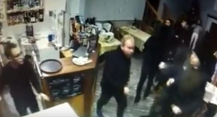 Вооруженные люди избили посетителей ресторана: Опубликовано видео