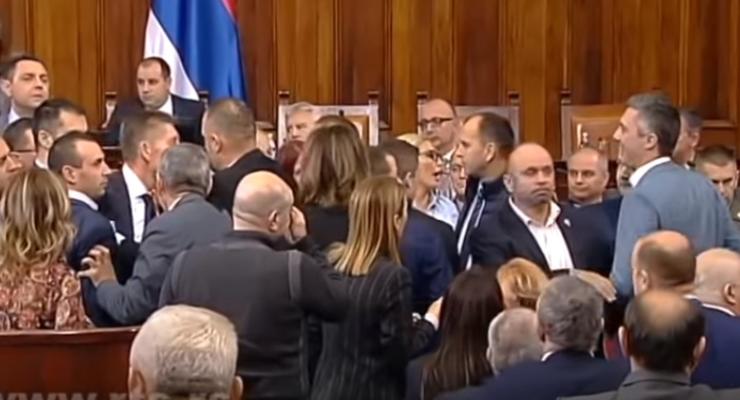 Депутаты и министры Сербии устроили драку из-за закона о церкви