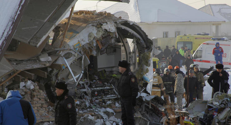 Катастрофа в Казахстане. Самолет протаранил здание
