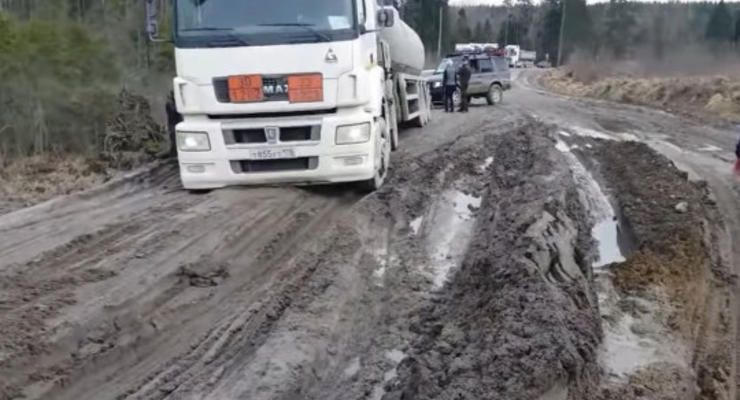 "Себя перехитрили": На трассе под Николаевом фуры застряли в грязи