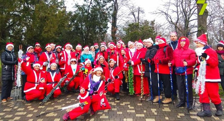 В Одессе Санта-Клаусы дарили прохожим подарки "просто так"