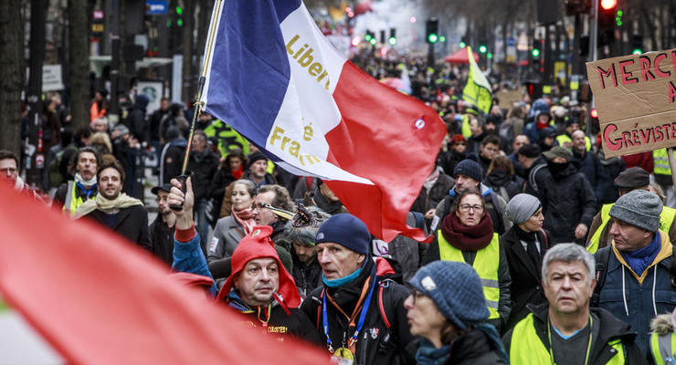 Протесты в Париже собрали более четырех тысяч человек