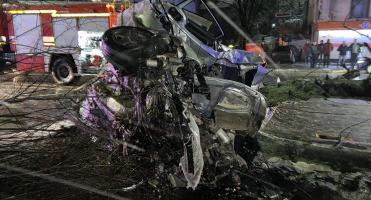 "Авто всмятку": В Житомире нетрезвый водитель врезался в дерево