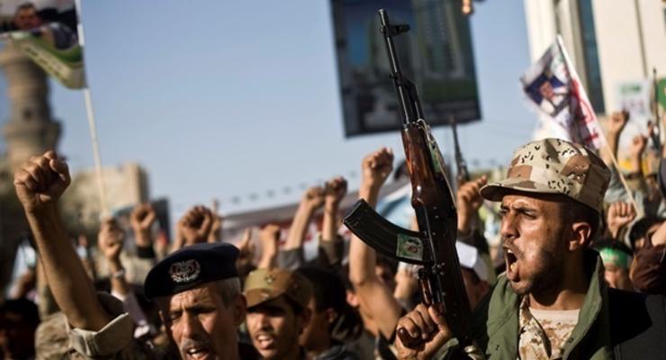 В Йемене девять человек погибли при обстреле военного парада