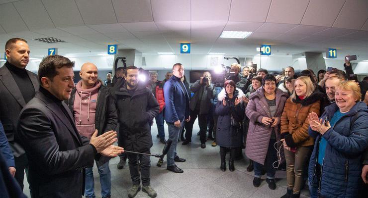 Самолет с освобожденными пленными вылетел в Киев, Зеленский ждет