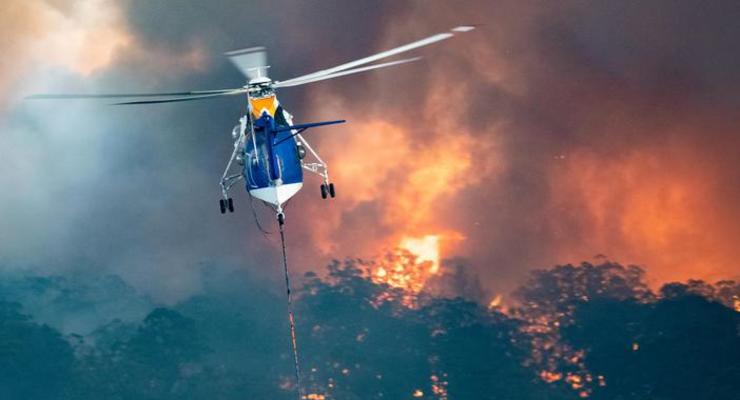 В Австралии лесной пожар заблокировал на пляже тысячи людей