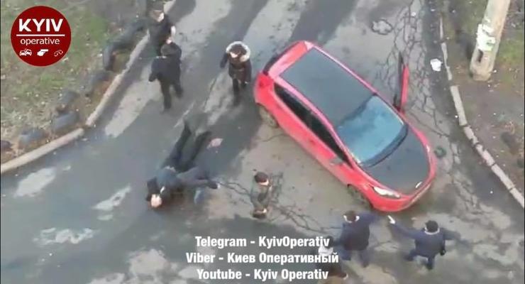 В Киеве "скорая" не могла проехать из-за авто: произошла драка