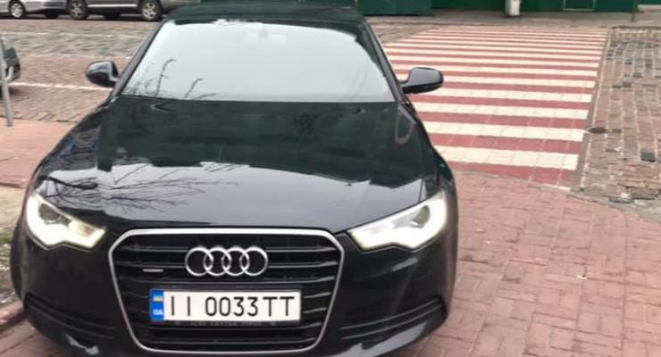 Авто посреди тротуара: В Киеве СБУ-шник стал героем парковки