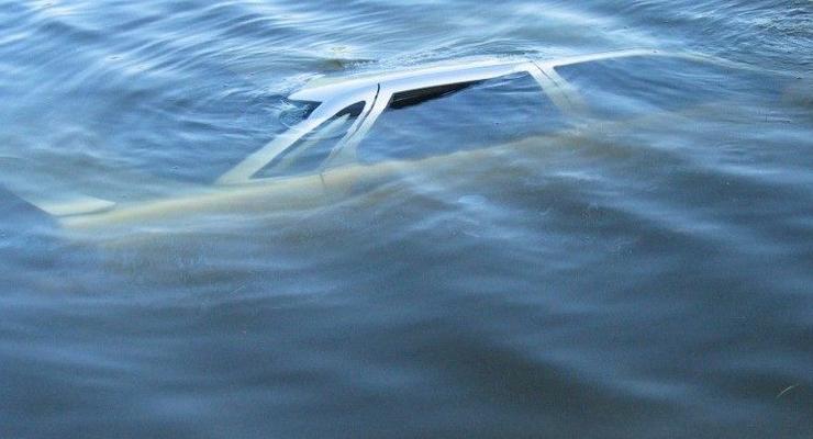 В Геническе автомобиль упал в море: Один погибший