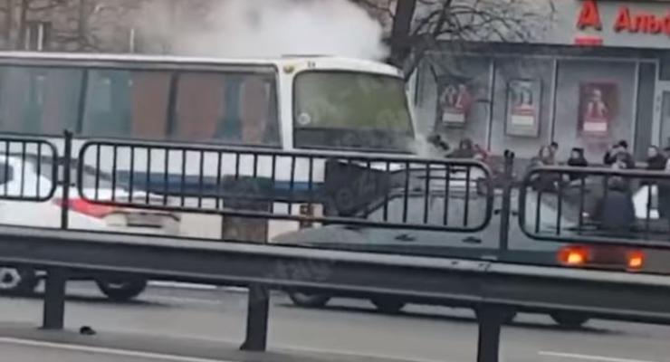 В Киеве загорелся рейсовый автобус, в котором находились люди