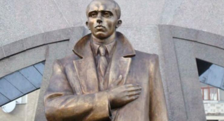 На границе с РФ может появиться памятник Бандере: россияне возмущены