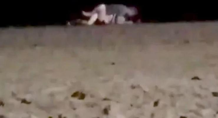 На глазах у десятков людей: пара из РФ публично занялась сексом на пляже