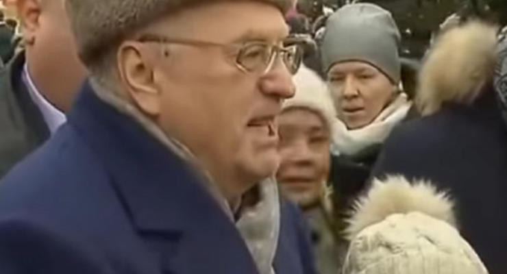 “Крепостным и холопам”: Жириновский в центре Москвы раздавал деньги
