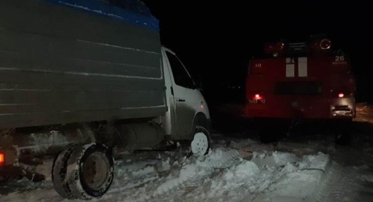 Под Хмельницком спасатели вытаскивали из снежного заноса авто с детьми