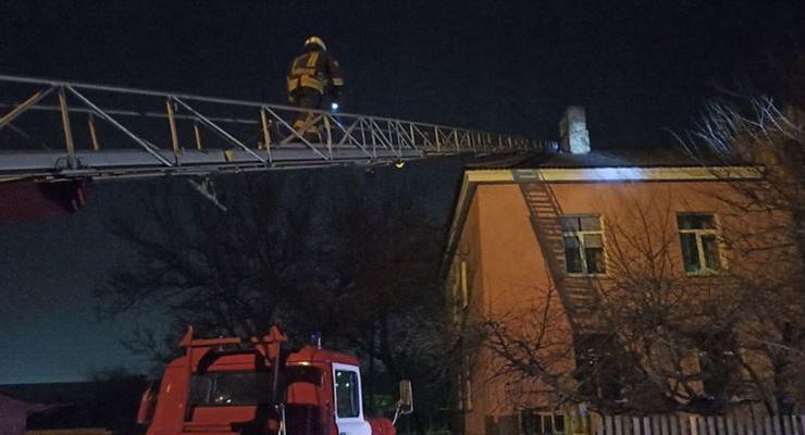 Под Киевом неадекватный мужчина бегал по крыше с 3-летним ребенком