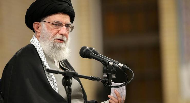 Лидер Ирана назвал "пощечиной" удар по базам США в Ираке