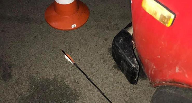 В Борисполе чиновницу ранили стрелой из арбалета