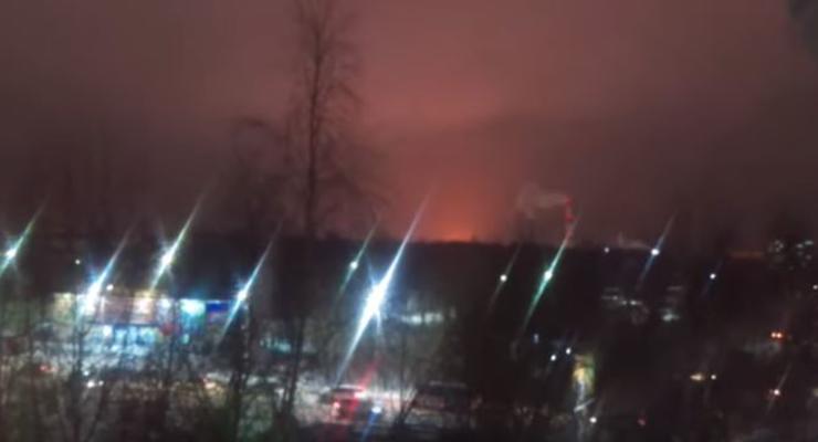 В России после взрывов заполыхал нефтеперерабатывающий завод "Лукойл"