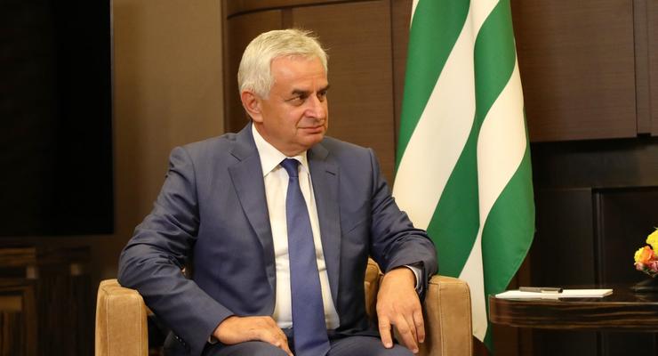 Парламент Абхазии призвал президента уйти в отставку