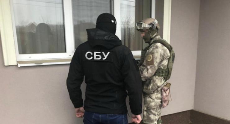 В Черкасской области сотрудник колонии снабжал наркотиками заключенных