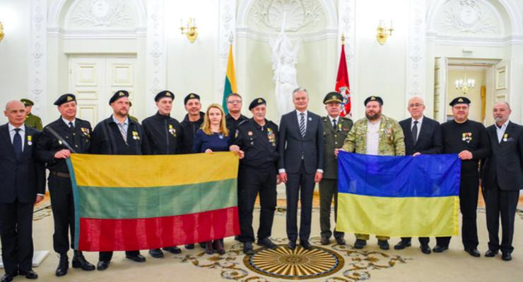 В Литве наградили украинцев, охранявших Совет страны в 1991 году