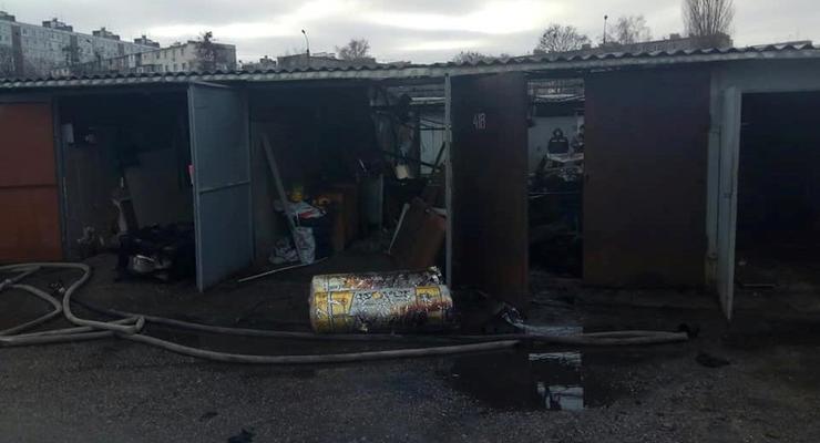 В Харькове пожар уничтожил четыре гаража с автомобилями