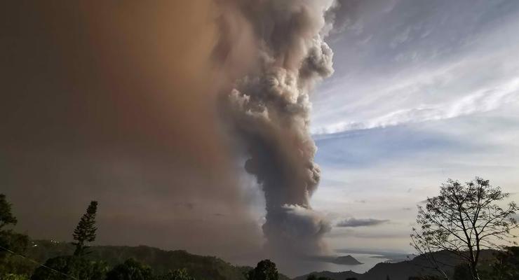 На Филиппинах проснулся вулкан: Тысячи жителей эвакуируют